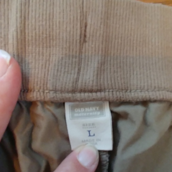 Old navy maternity pants - Picture 2 of 5